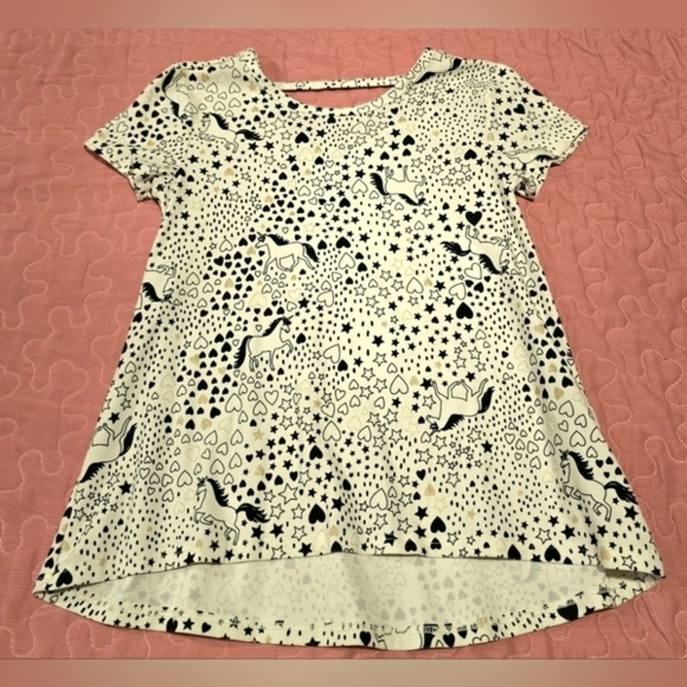 Girl's Unicorn & Hearts Short Sleeve Shirt. Size 4/5 XS